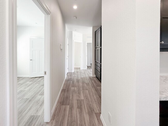 Building Photo - ~ AVAILABLE NOW ~ DUPLEX (LEFT)
