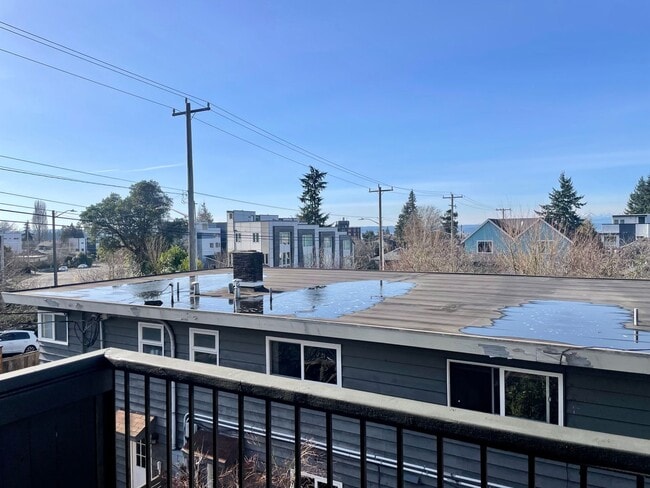 Building Photo - Welcome Home 2b/1ba Sun Drenched Townhome - West Seattle Fauntleroy Neighborhood