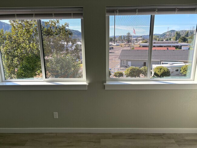 Building Photo - 682 Elm Ave