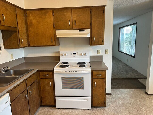 Building Photo - Nice 2 bedroom 1 bath duplex in Springfield!