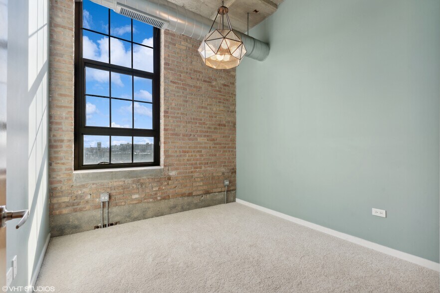 Building Photo - 3963 W Belmont Ave