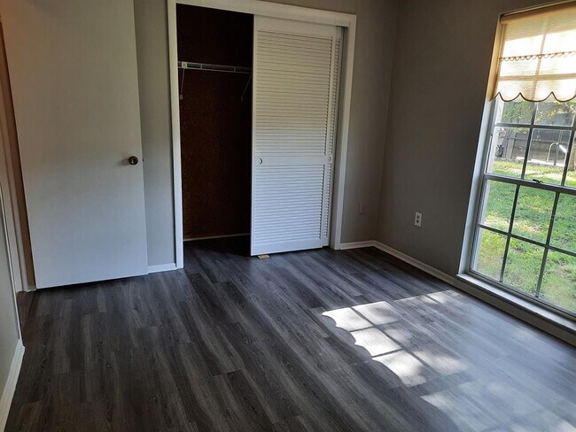 Building Photo - 13016 Serpentine Dr
