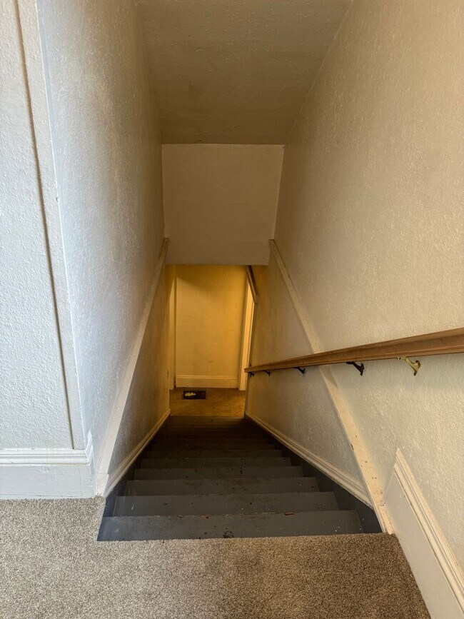 Building Photo - Large 4 bedroom, 1.5 bathroom farm house on River Rd!