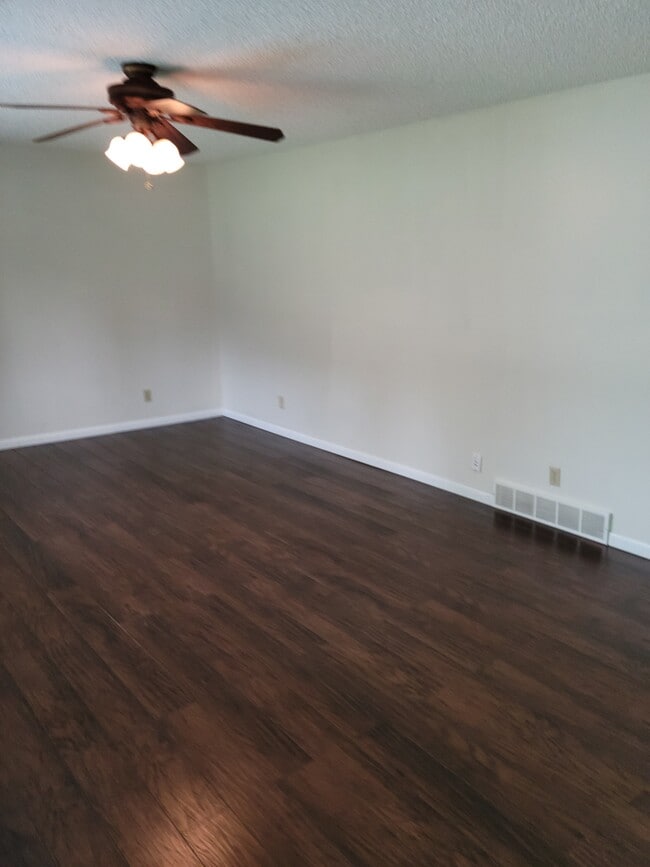 Building Photo - 1440 Sherwood Downs Rd W