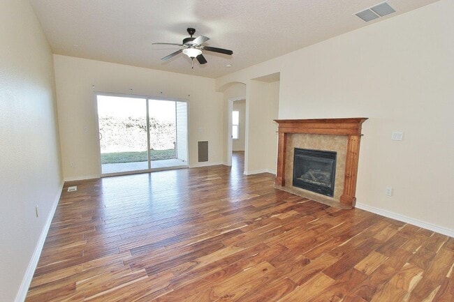 Building Photo - 2122 W Pine Ave