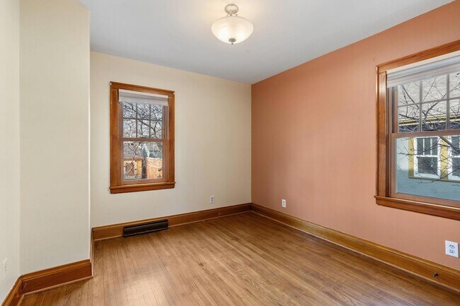 Building Photo - 2300 NE McKinley St