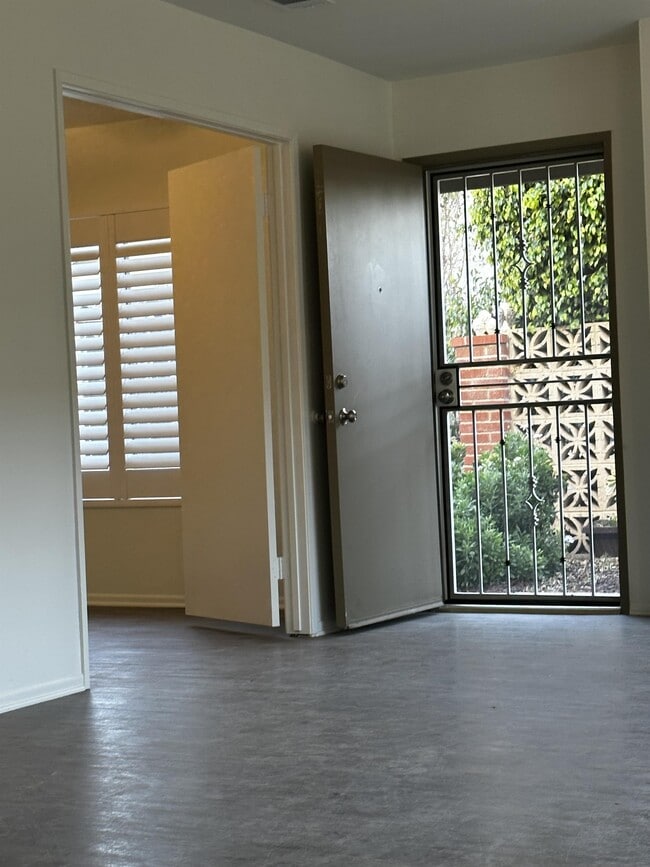 Building Photo - 529 W Santa Barbara St