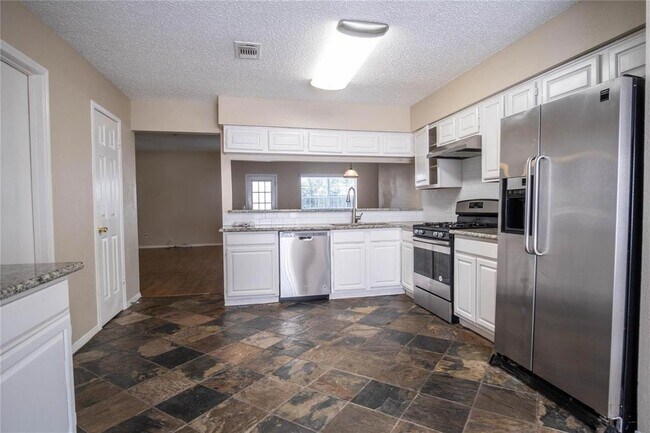Building Photo - 3207 Rimrock Dr