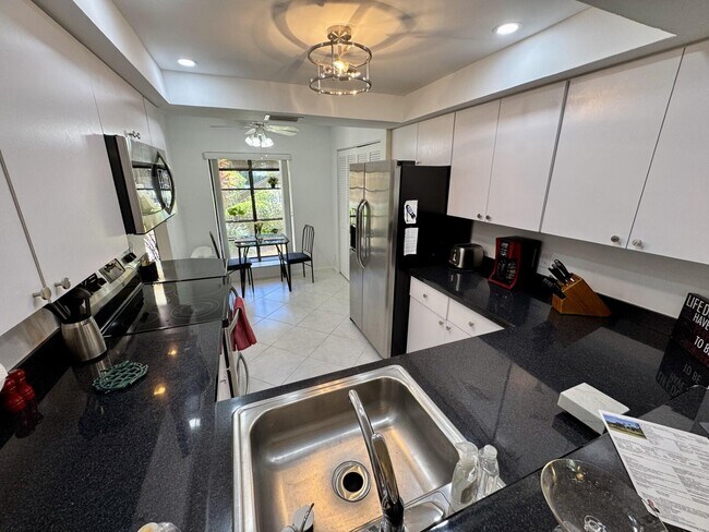 Building Photo - 5121 Oakhill Ln