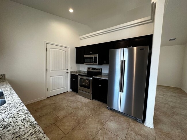 Building Photo - Great 3 Bedroom Home near Hualapai School!