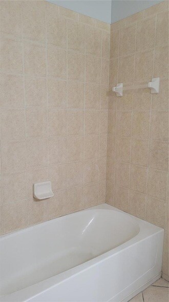 Building Photo - 421 Holly Fern Trl