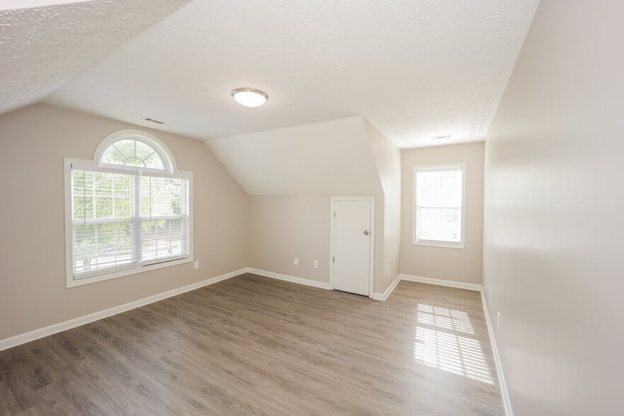 Building Photo - 220 Rock Hill Dr
