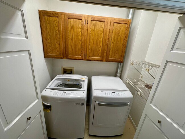 Building Photo - Beautifully Updated 3-Bed, 3-Bath Townhome...