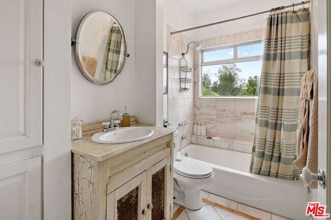 Building Photo - 334 Crane Blvd