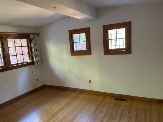 Building Photo - 6448 Benvenue Ave