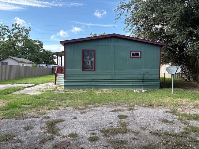 Building Photo - 16211 N Shore Dr