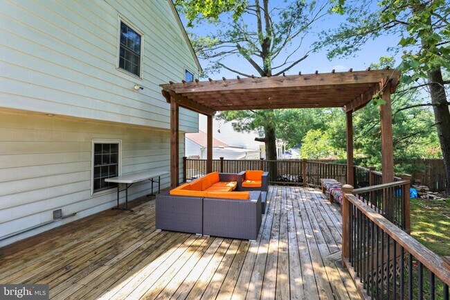 Building Photo - Renovated 6 bedroom/3.5 bath home in Winston Churchill school district.