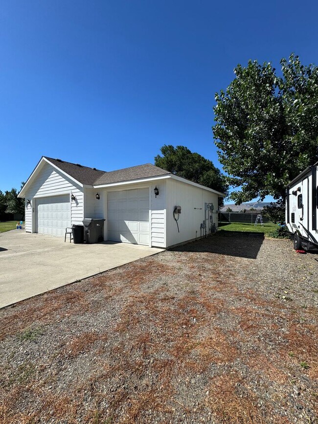 Building Photo - Expansive & Modern 4-Bedroom Home for Rent