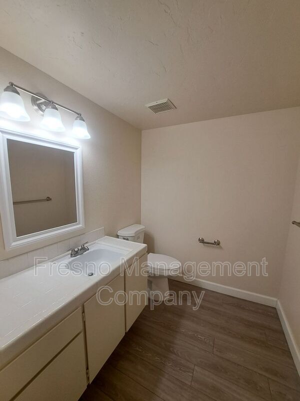 Building Photo - 4919 N Millbrook Ave