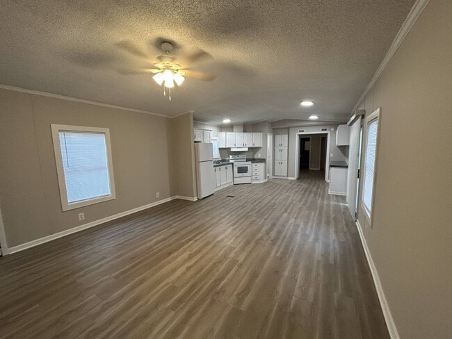 Building Photo - 8 White Oak Village