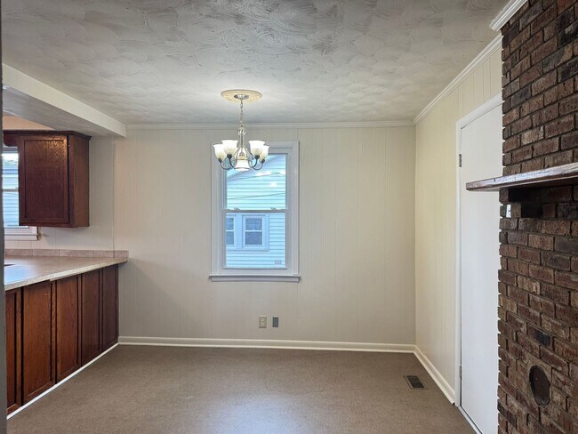 Building Photo - Lovely 3 Bdr/1 Ba Home, tucked away yet ST...