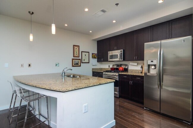 Building Photo - Spectacular space in Nashville's premier condo high-rise