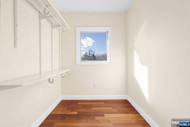 Building Photo - 831 Pascack Rd
