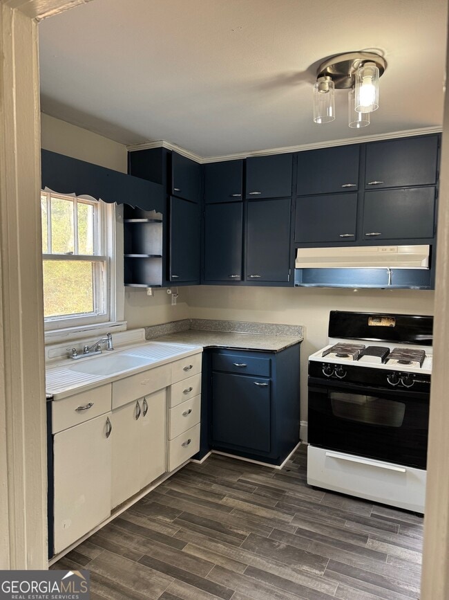 Building Photo - 202 1/2 Pleasant St