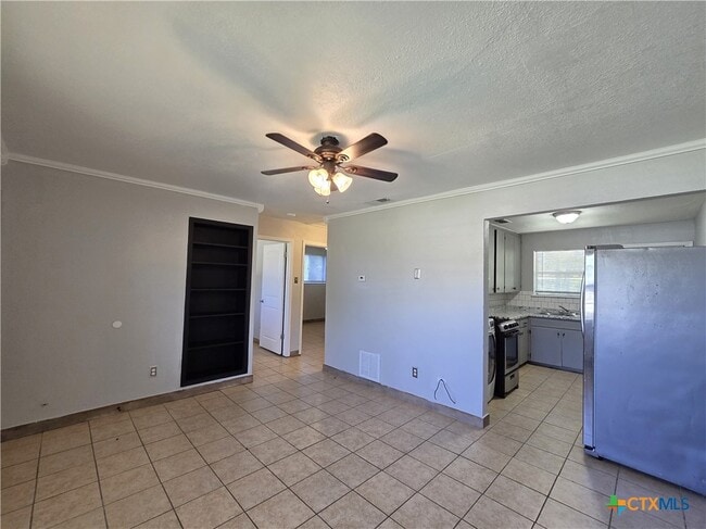 Building Photo - 212 E Valley Rd