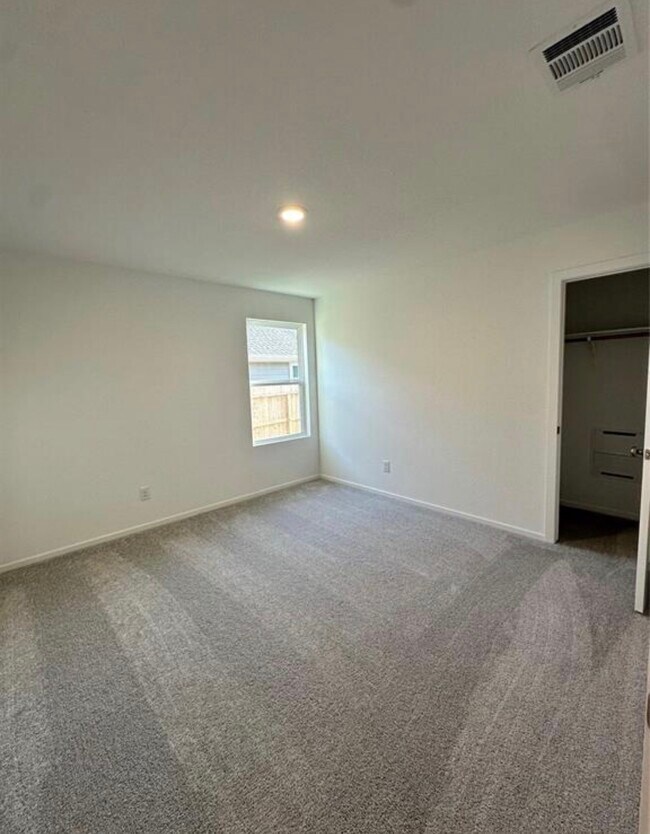 Building Photo - 448 Shoreview Dr