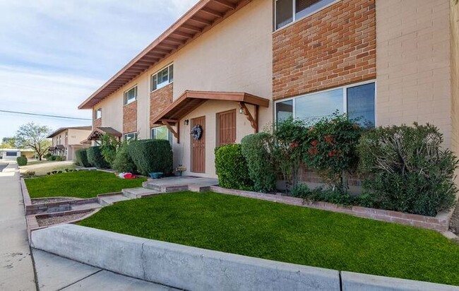 Primary Photo - Charming 3-Bedroom Townhome in a Prime Loc...