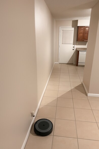 Front door view to kitchen - 5626 Struthers Ct