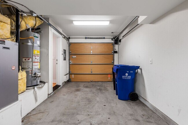 Building Photo - Modern 2BD/2BA Townhome w/ Private Yard, G...
