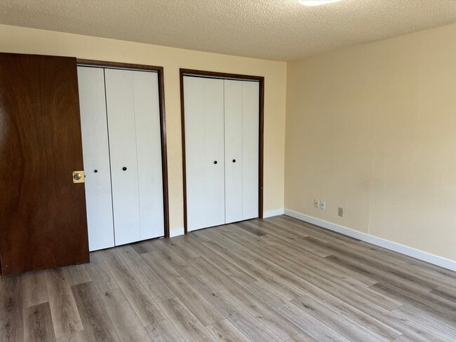 Building Photo - Lovely 2-bedroom/1-bathroom duplex with garage!
