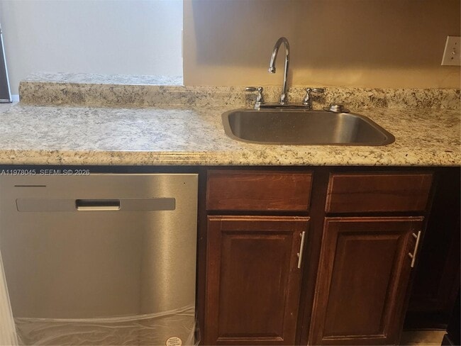 Building Photo - 215 Lake Pointe Dr