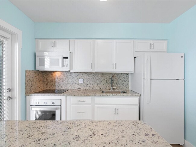 Building Photo - 2600 N Surf Rd