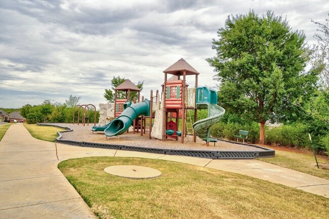 Building Photo - 3900 Sierra Vista Way