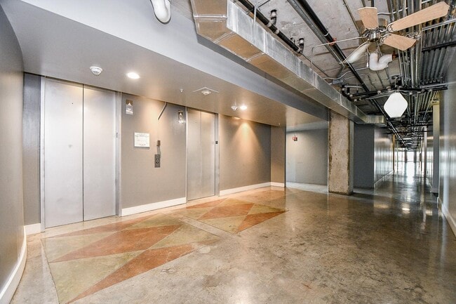 Building Photo - 2000 Bagby St