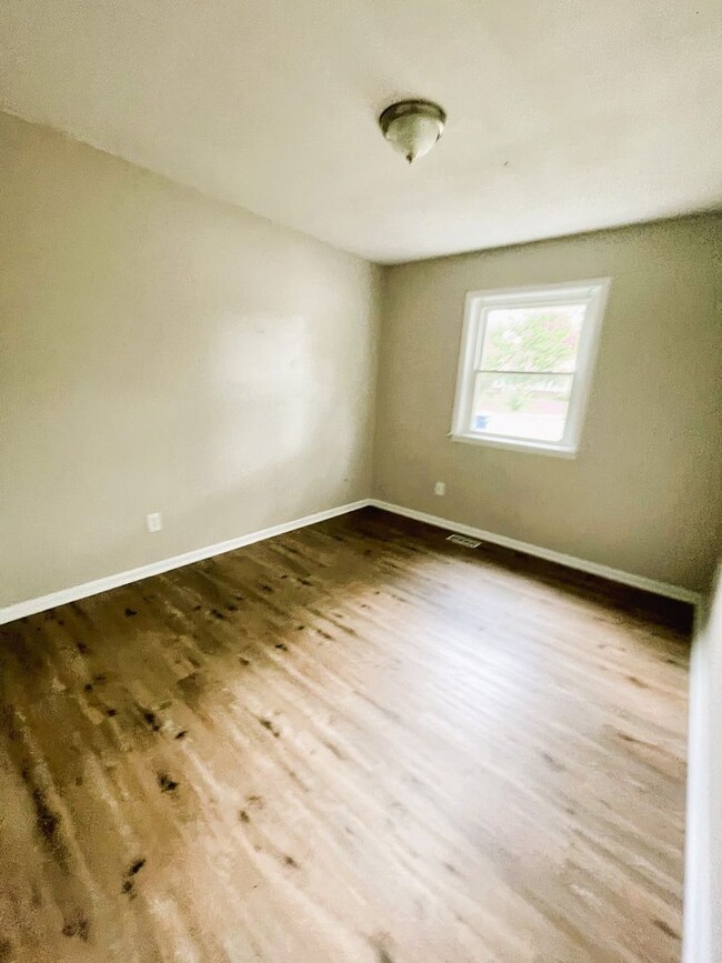 Building Photo - Darling Home in Bel Aire - Finished Baseme...