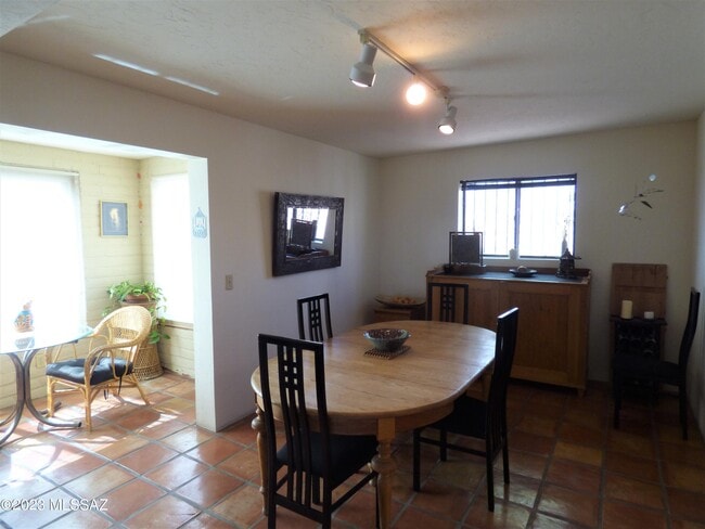 Building Photo - 5300 N Montezuma Trail