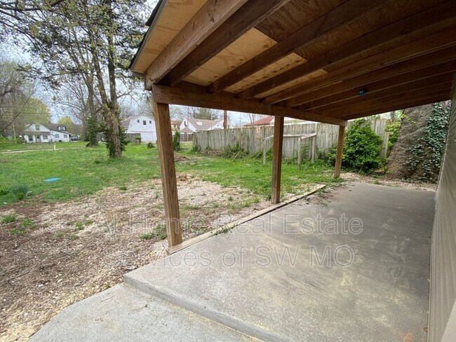 Building Photo - 617 S Fort Ave