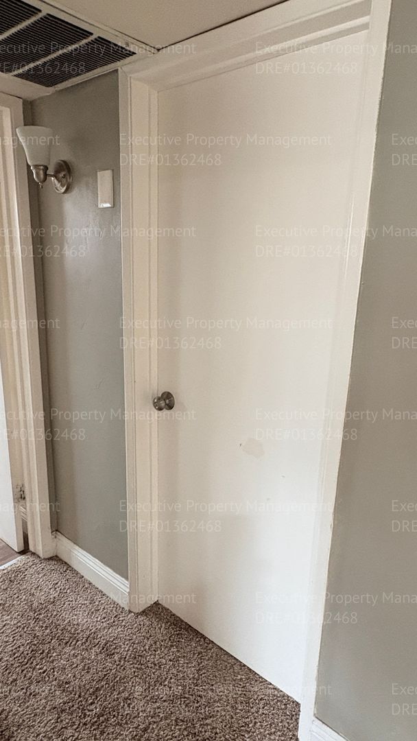 Building Photo - 2 bedroom 1 bathroom house located off the main street Oildale Dr.