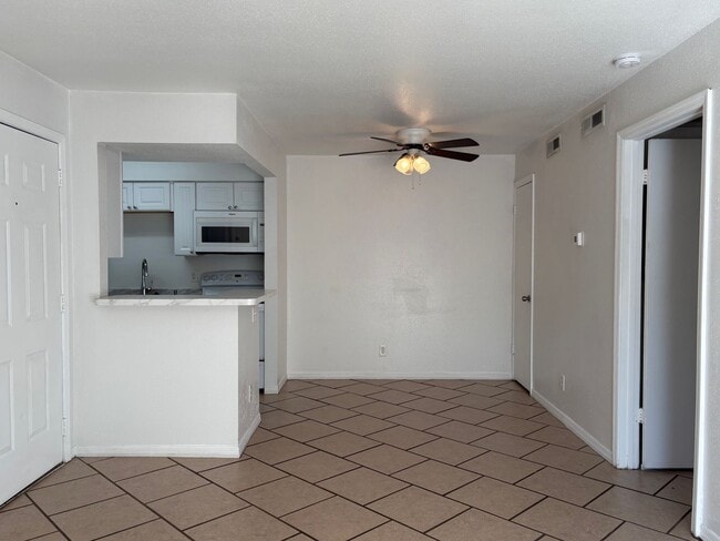 Building Photo - 1/1 Condo for Rent in Fort Myers