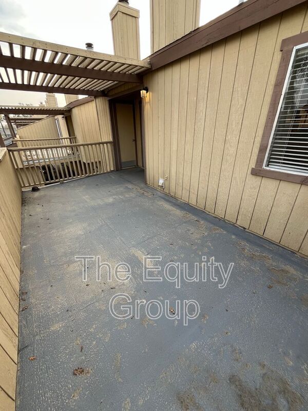 Building Photo - 4052 W Meadow Ave