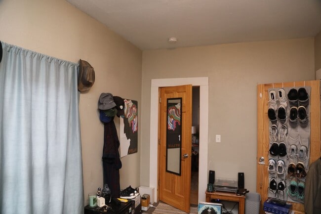 Building Photo - 3 Bedroom with Laundry and Off Street Park...