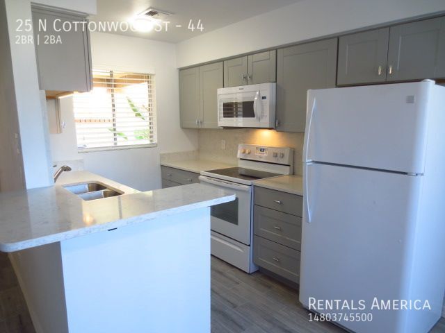 Building Photo - 2 Master Bedrooms in Fully Remodeled, Sing...