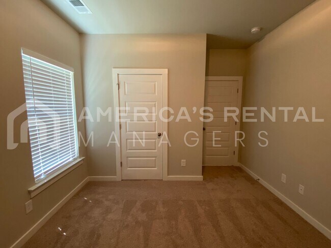 Building Photo - 210 Ridgeview Cir