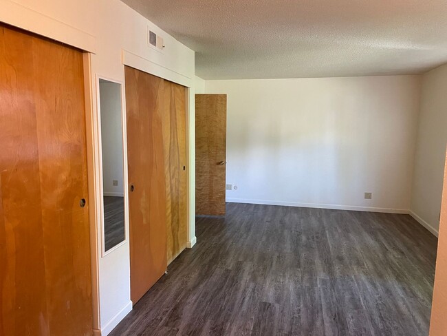 Building Photo - **RESERVE NOW FOR SUMMER 2026**  Spacious 6-Bedroom House Near Chico State