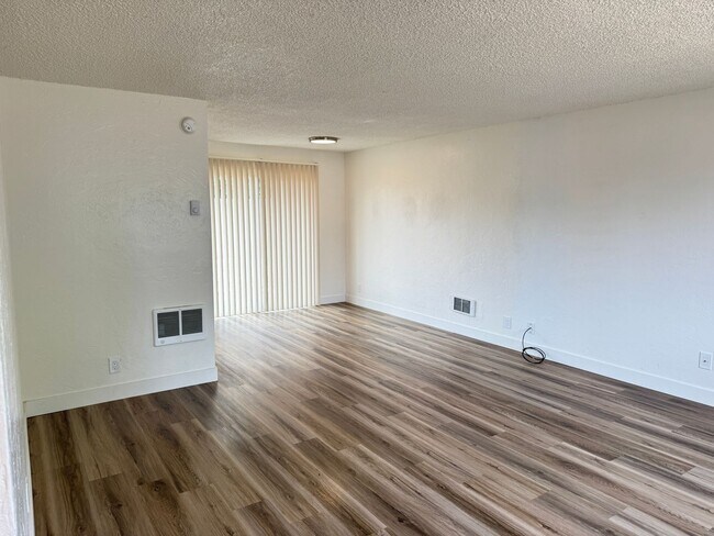 Building Photo - Updated 2 bedroom 1 1/2 bath duplex in Springfield!