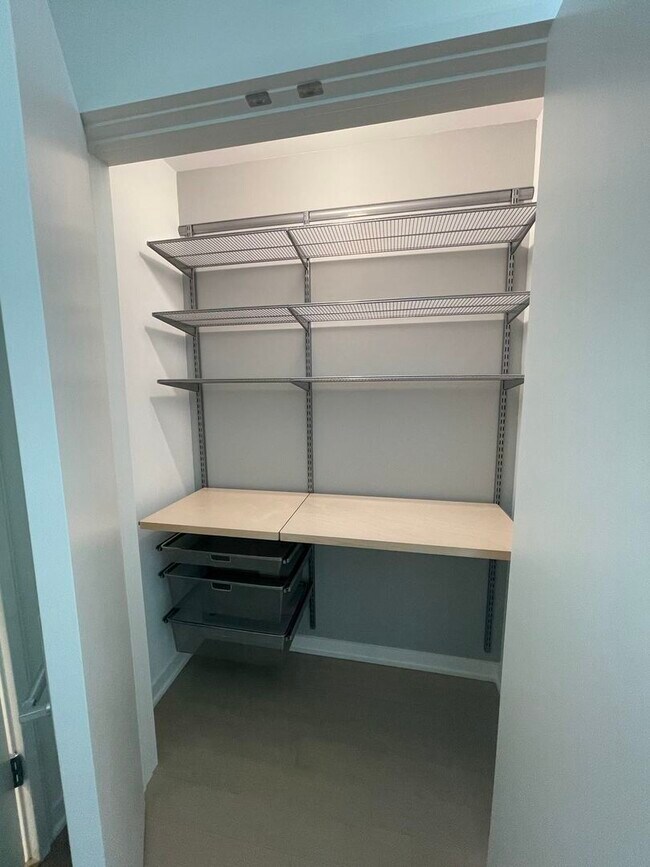 Building Photo - 1400 W Monroe St